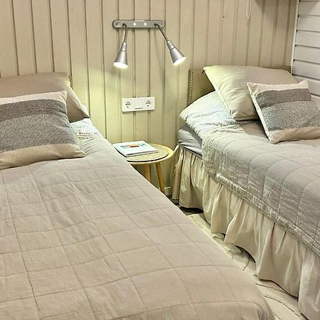 Lilla Huset Bed & Breakfast - Countryside Guesthouse, Free Parking Örebro Exterior foto